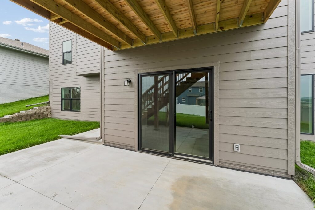 8-web-or-mls-10911 N 161st Ave_008