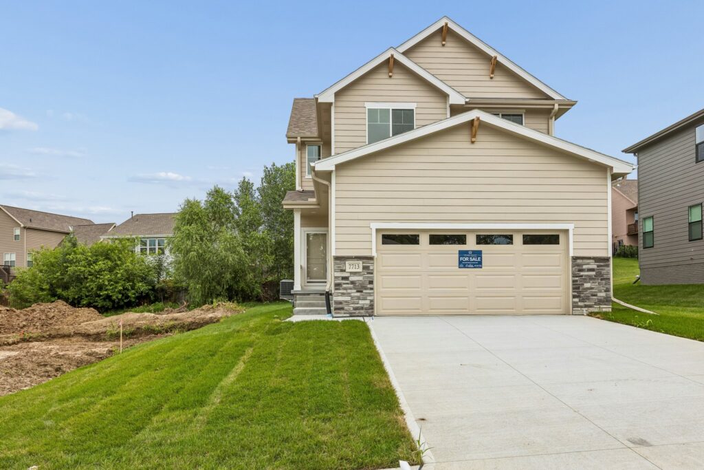1-web-or-mls-9412 - 7713 N 116th St_001