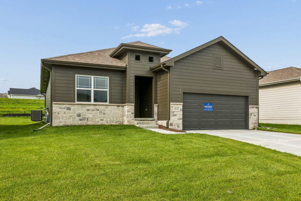 1-web-or-mls-9707 - 16105 Isabella St_001