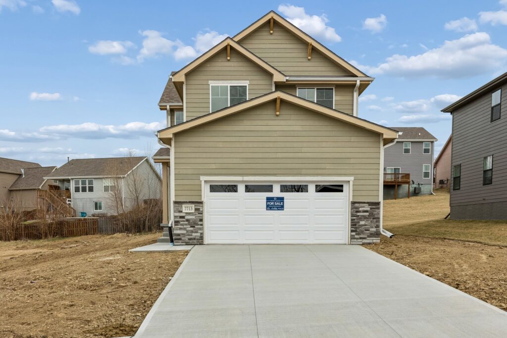 2-web-or-mls-8363 - 7713 N 116th Ave - 002