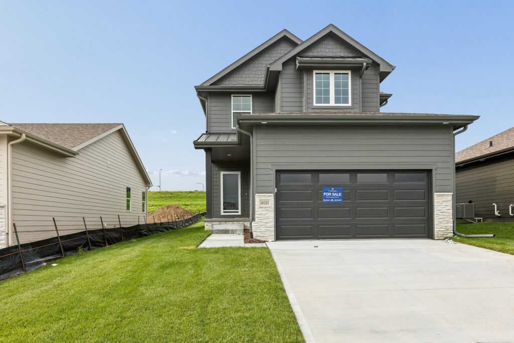 2-web-or-mls-9706 - 16101 Isabella St_002