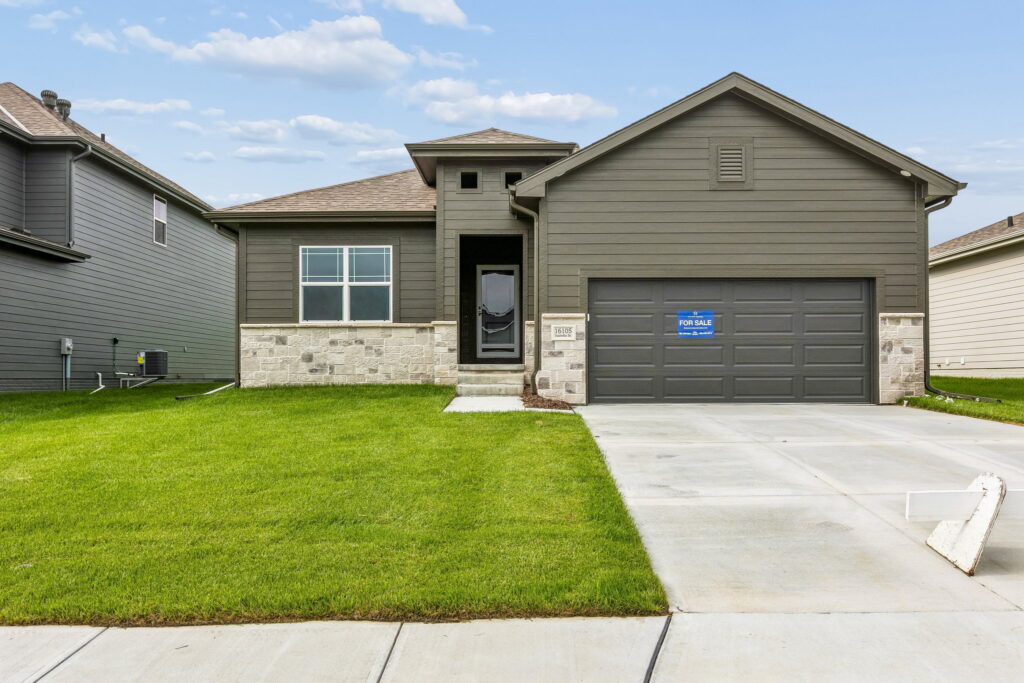 2-web-or-mls-9707 - 16105 Isabella St_002