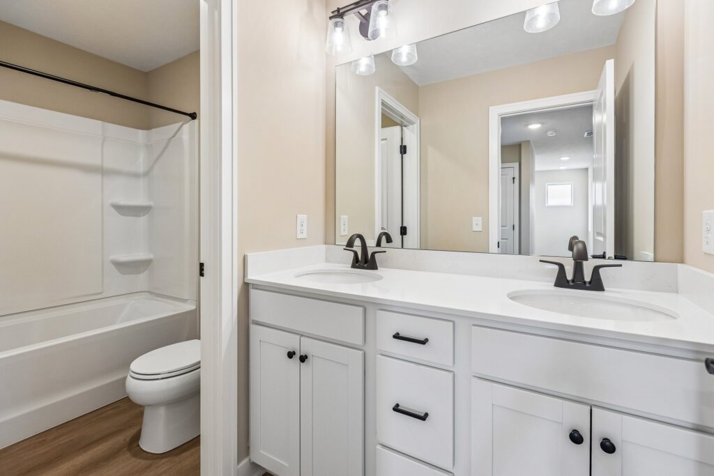 23-web-or-mls-9412 - 7713 N 116th St_023