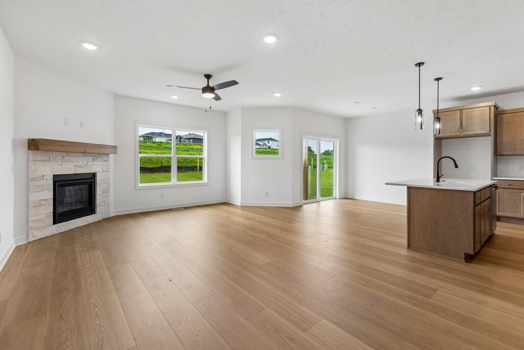 3-web-or-mls-9335 - 16105 Isabella St_003