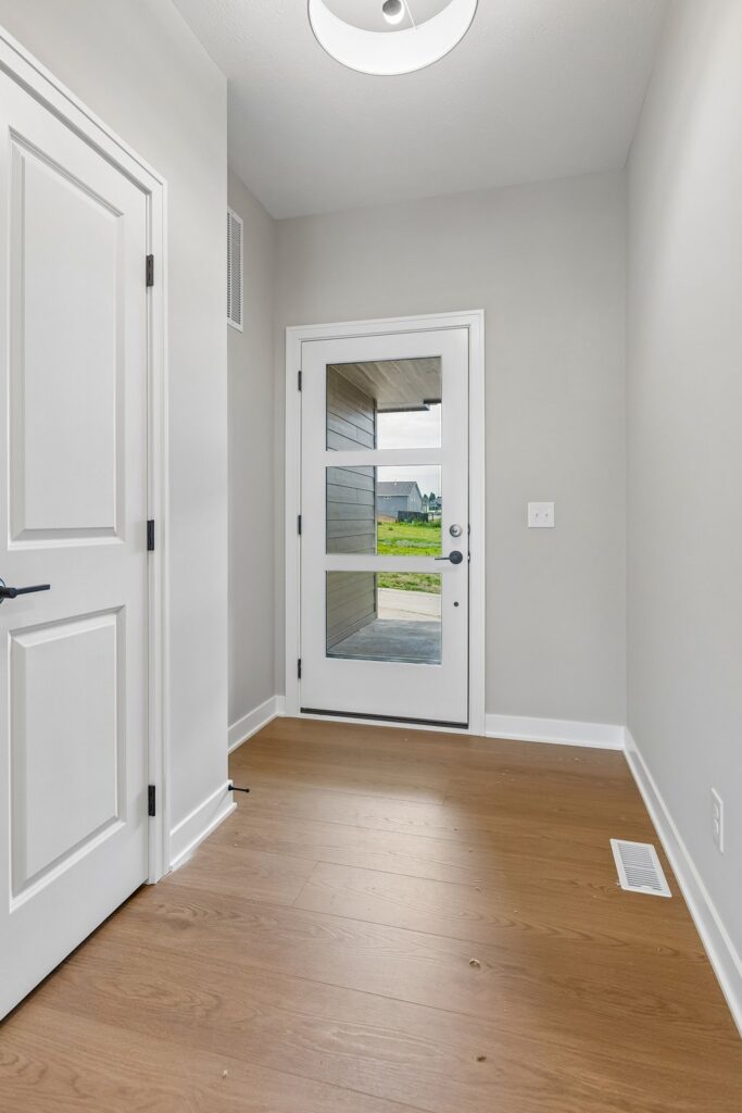 3-web-or-mls-9341 - 17118 Cora St_003