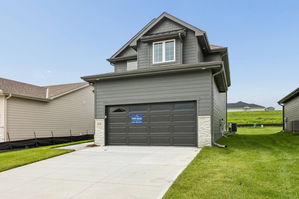3-web-or-mls-9706 - 16101 Isabella St_003