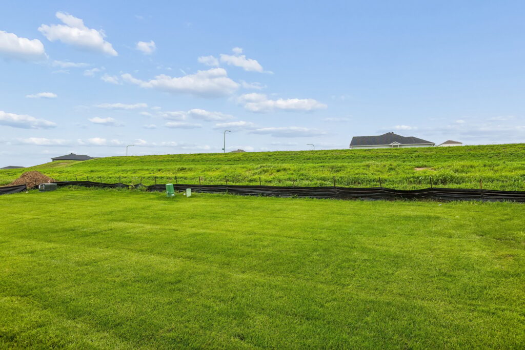 3-web-or-mls-9707 - 16105 Isabella St_003