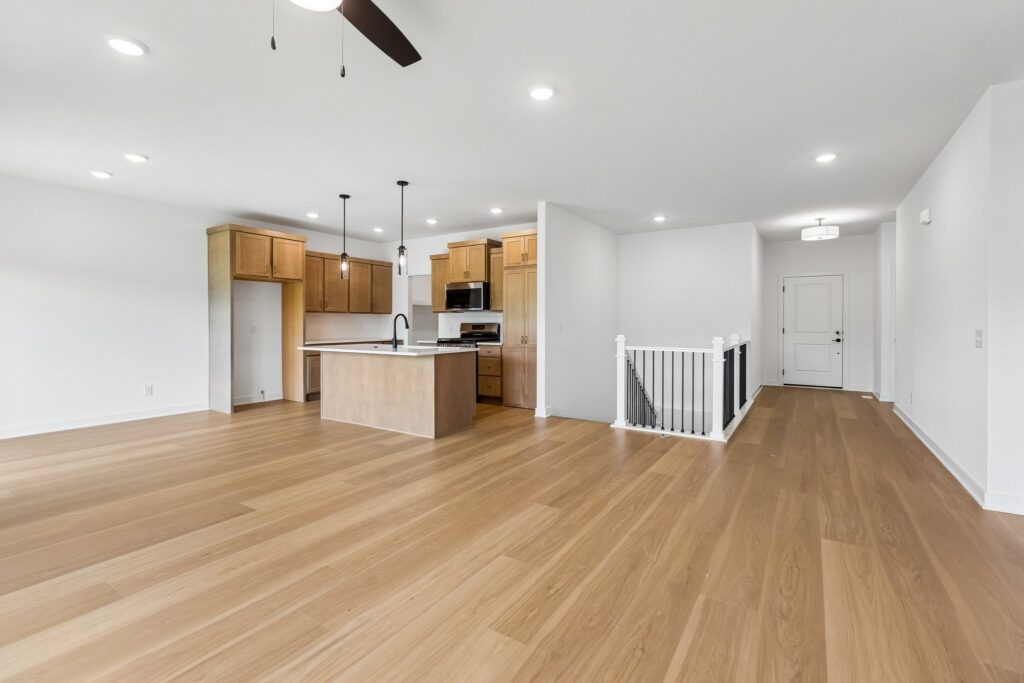 4-web-or-mls-9335 - 16105 Isabella St_004