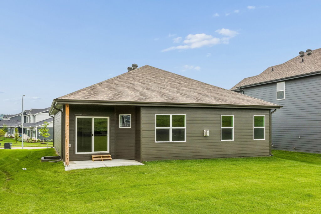 4-web-or-mls-9707 - 16105 Isabella St_004