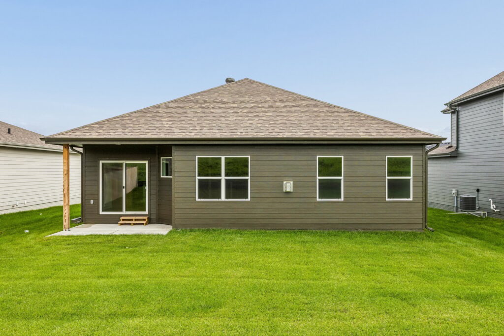 5-web-or-mls-9707 - 16105 Isabella St_005