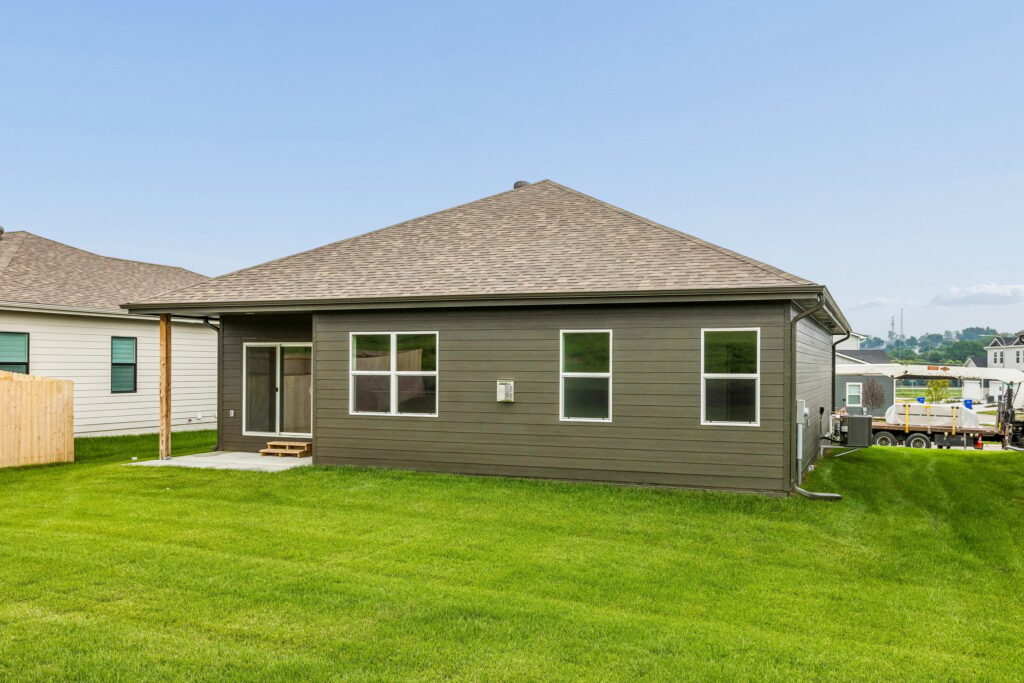 6-web-or-mls-9707 - 16105 Isabella St_006