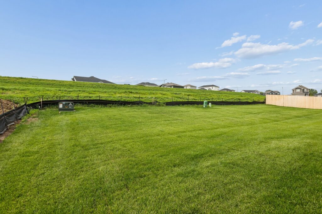 7-web-or-mls-9706 - 16101 Isabella St_007