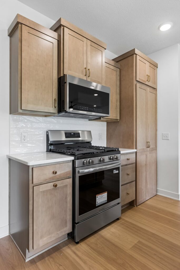 8-web-or-mls-9335 - 16105 Isabella St_008