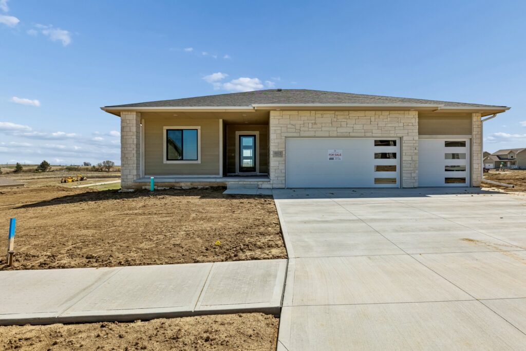 1-web-or-mls-8569 - 8815 Legacy St_001