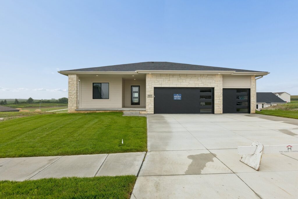 1-web-or-mls-9691 - 8815 Legacy St_001