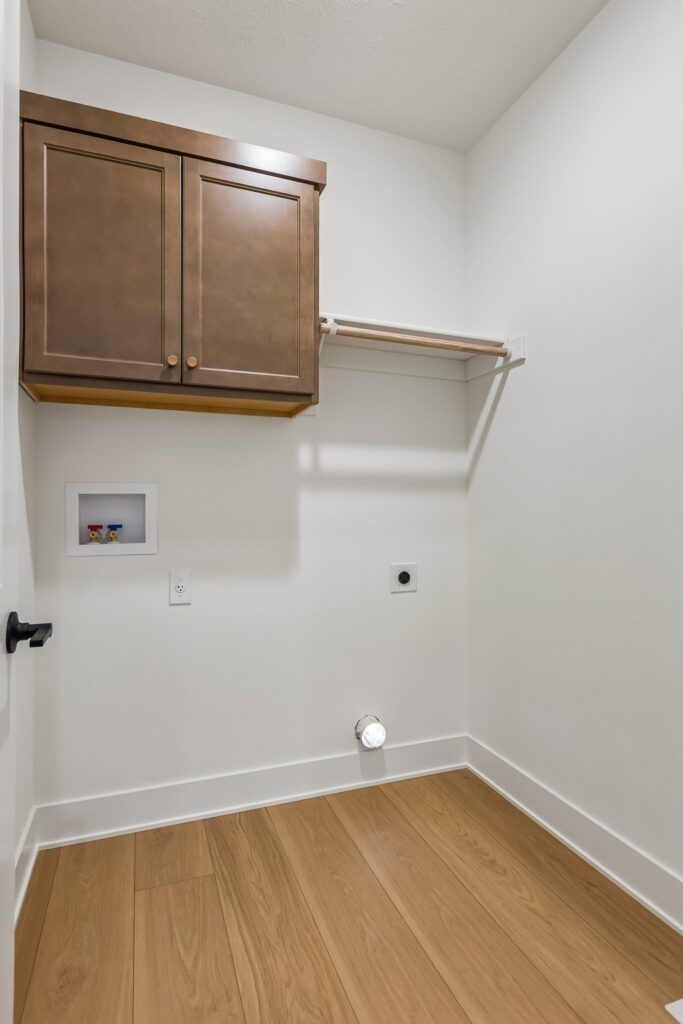 12-web-or-mls-8569 - 8815 Legacy St_012