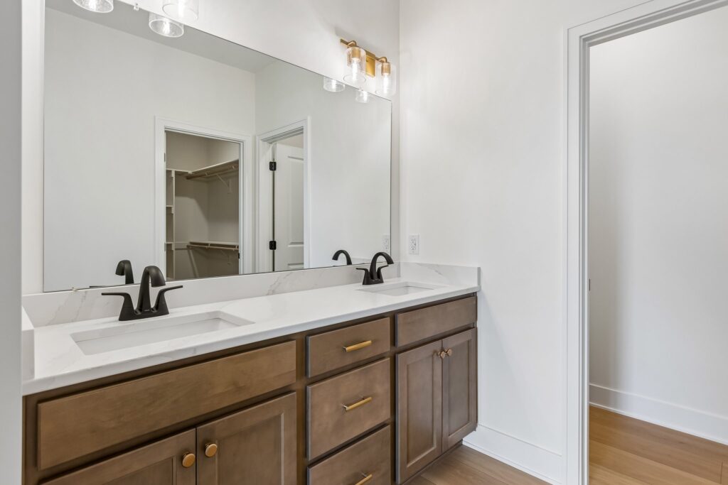 15-web-or-mls-8569 - 8815 Legacy St_015