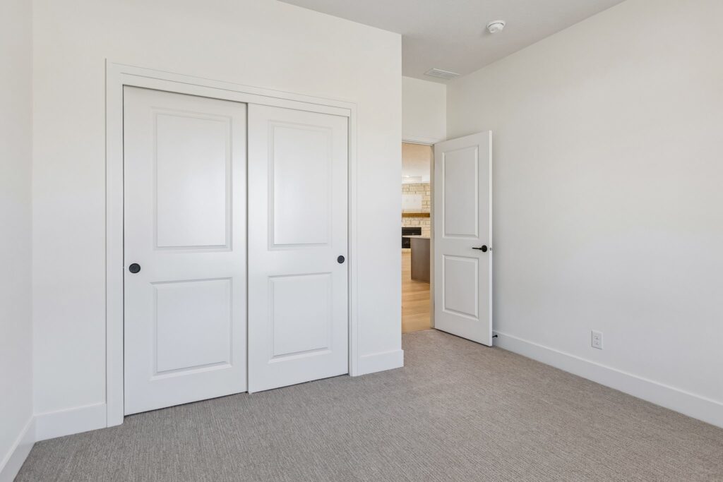 19-web-or-mls-8569 - 8815 Legacy St_019