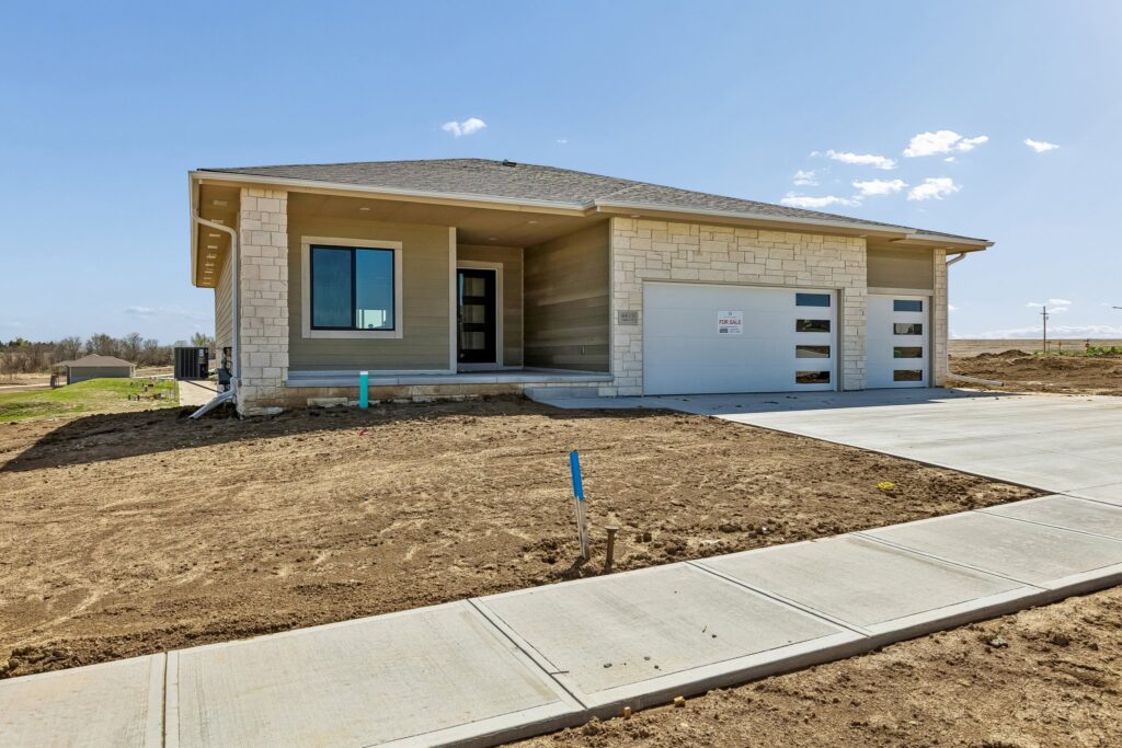 2-web-or-mls-8569 - 8815 Legacy St_002