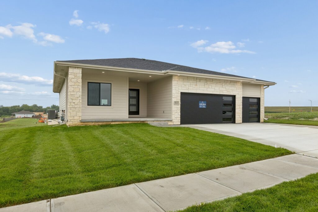 2-web-or-mls-9691 - 8815 Legacy St_002