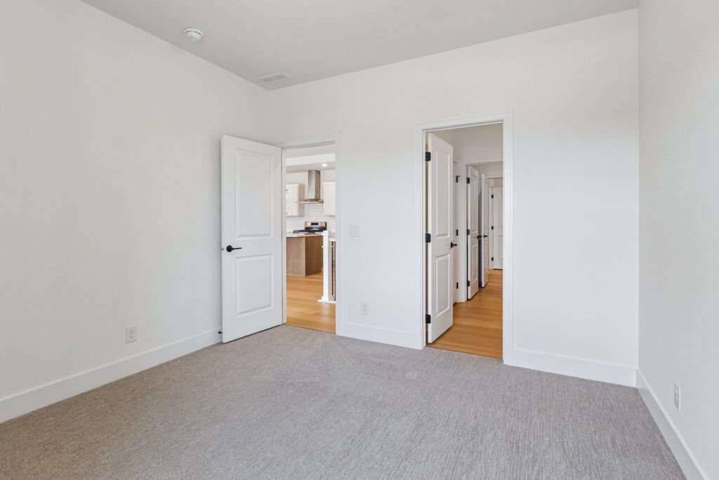 21-web-or-mls-8569 - 8815 Legacy St_021