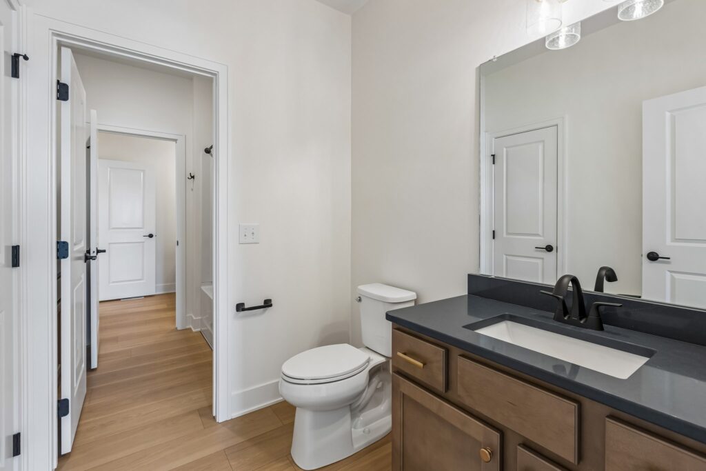 22-web-or-mls-8569 - 8815 Legacy St_022