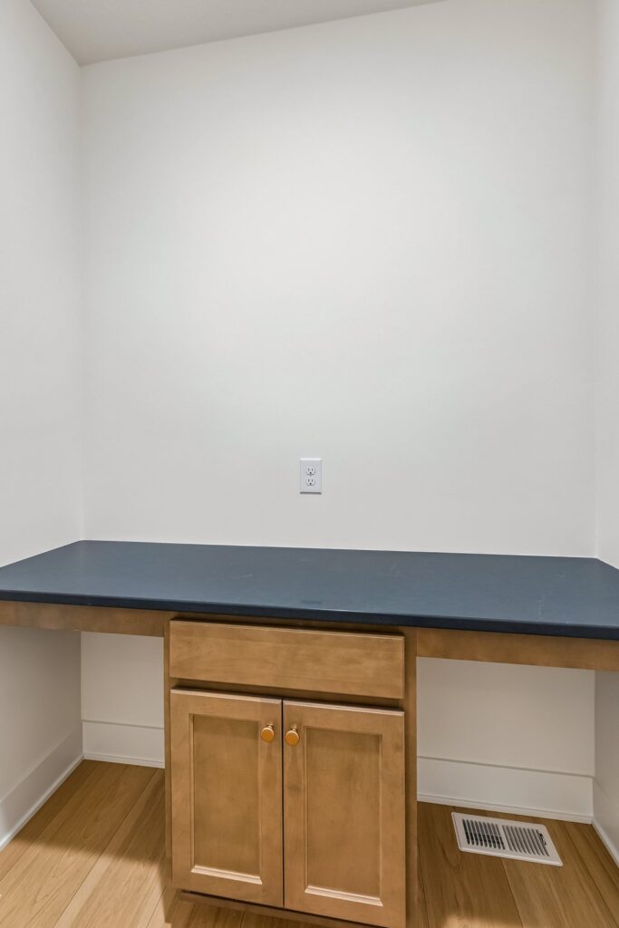 23-web-or-mls-8569 - 8815 Legacy St_023