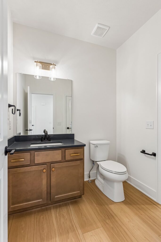 25-web-or-mls-8569 - 8815 Legacy St_025