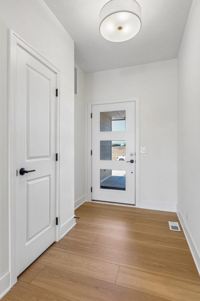 3-web-or-mls-8569 - 8815 Legacy St_003