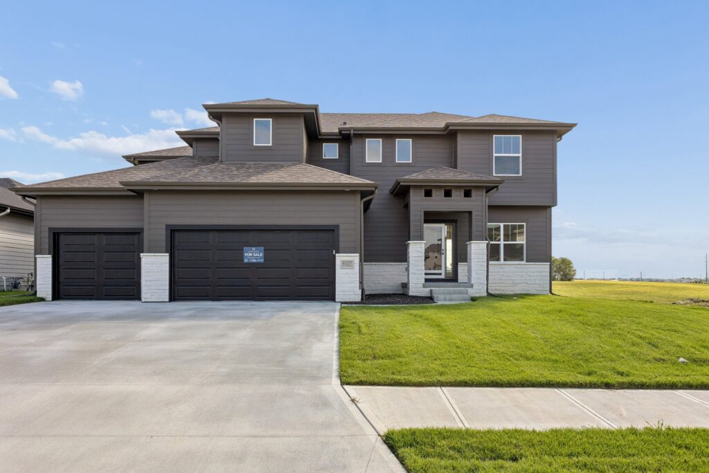 1-web-or-mls-10001 - 6327 N 207th St_001