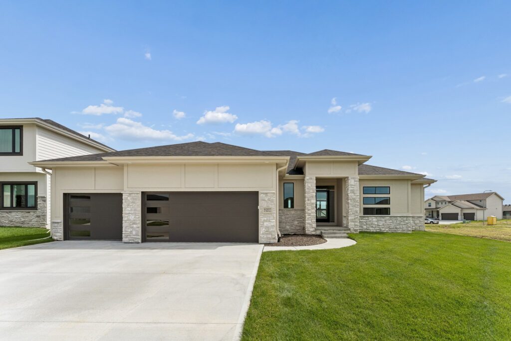 1-web-or-mls-6207 N 209th St_001