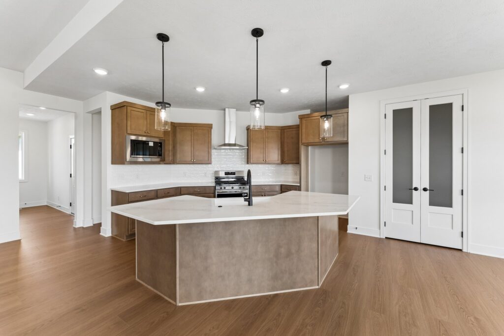 10-web-or-mls-6207 N 209th St_010