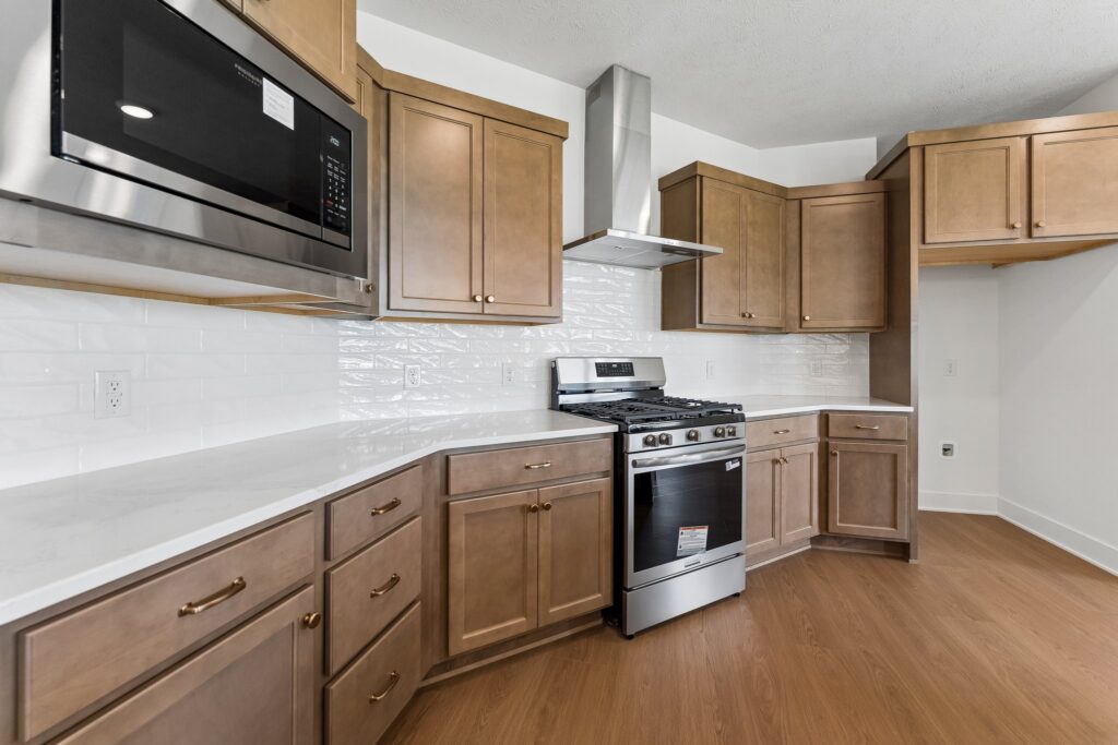 11-web-or-mls-6207 N 209th St_011