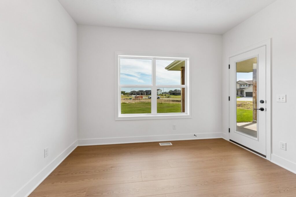14-web-or-mls-6207 N 209th St_014