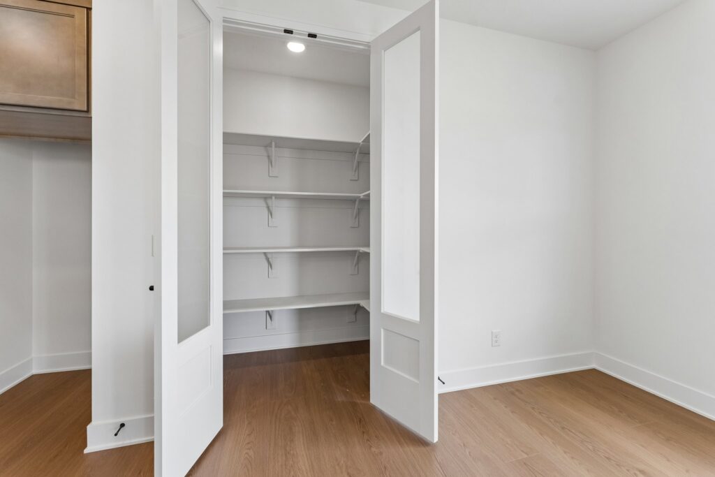 15-web-or-mls-6207 N 209th St_015