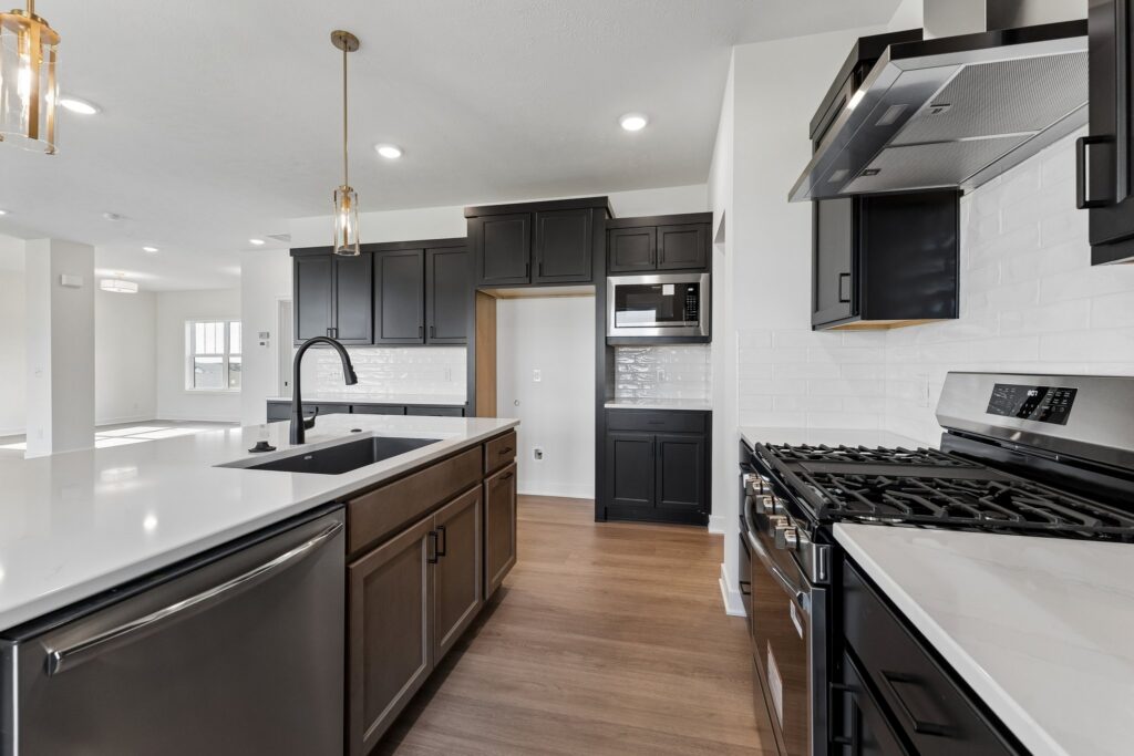 16-web-or-mls-12202 S 111th St_16