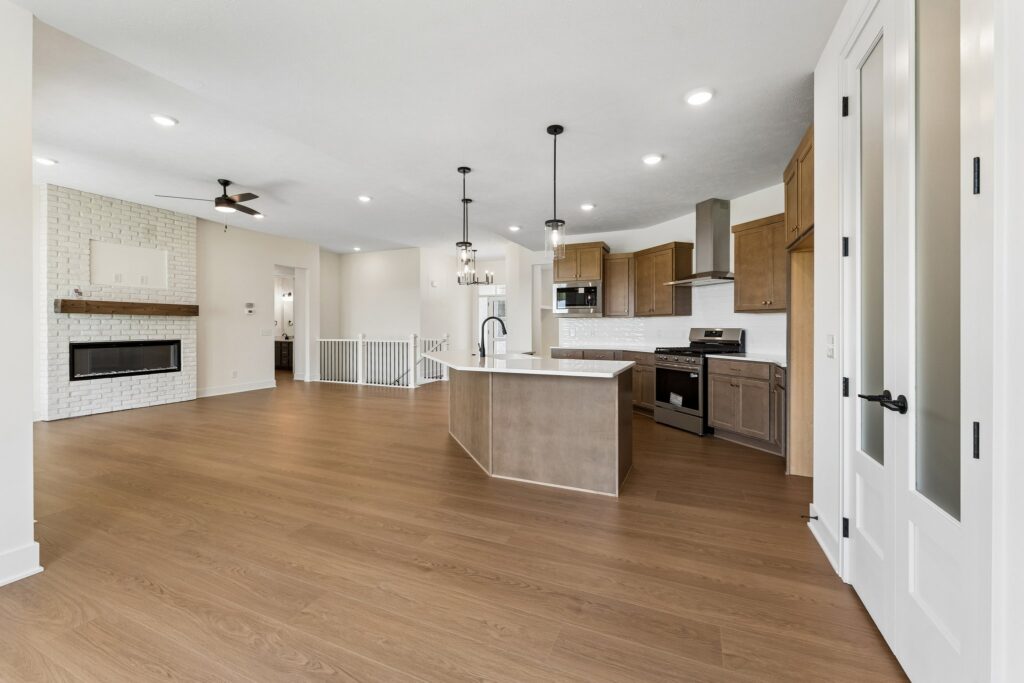 16-web-or-mls-6207 N 209th St_016