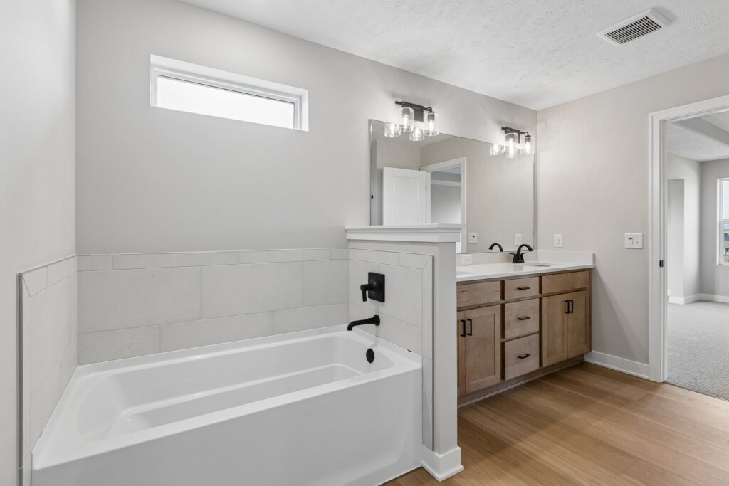 18-web-or-mls-12104 S 109th St_018