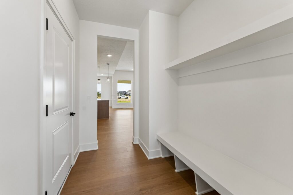 18-web-or-mls-6207 N 209th St_018