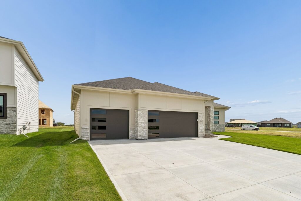 2-web-or-mls-6207 N 209th St_002