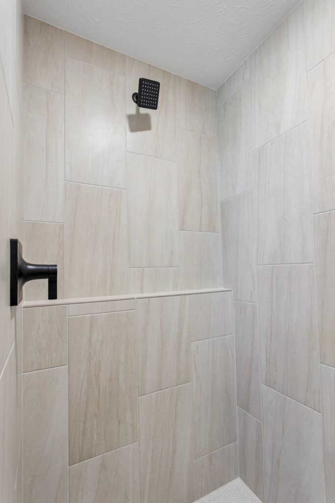 21-web-or-mls-10001 - 6327 N 207th St_021