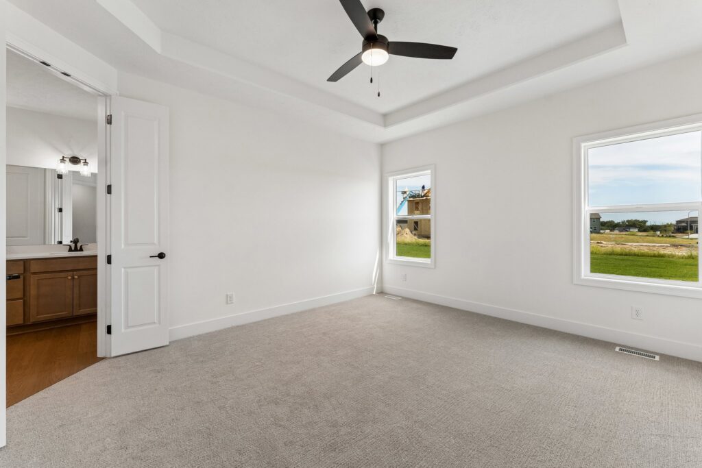 21-web-or-mls-6207 N 209th St_021