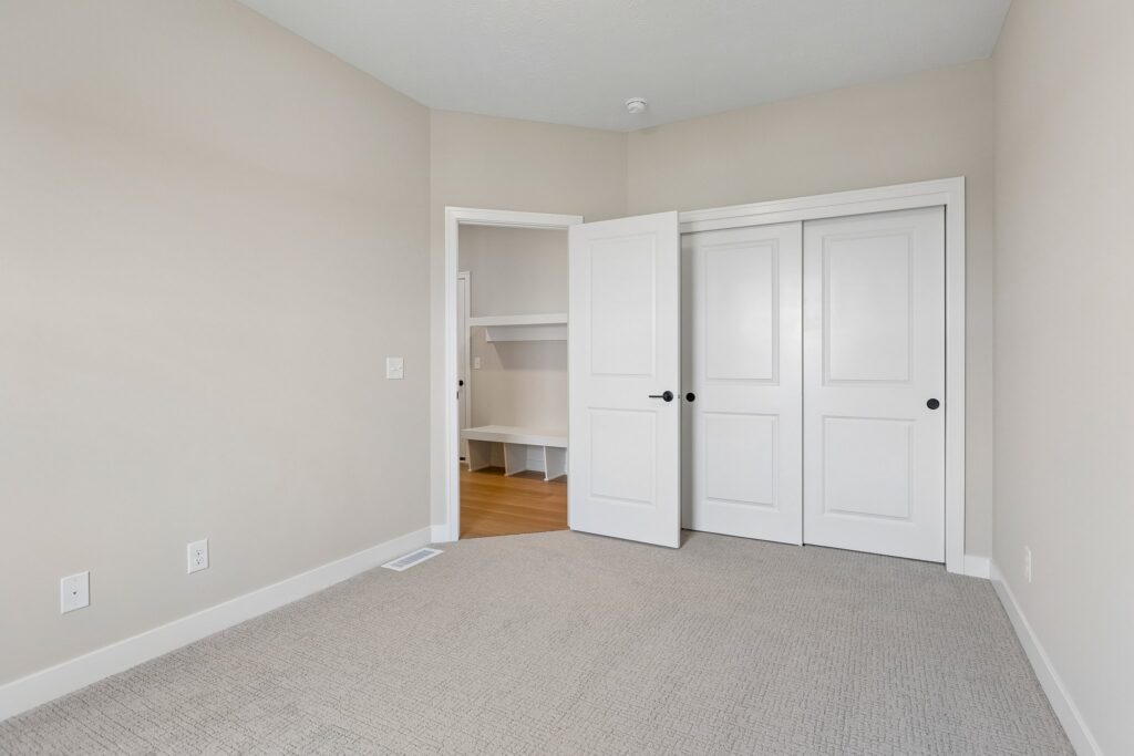 22-web-or-mls-12104 S 109th St_022