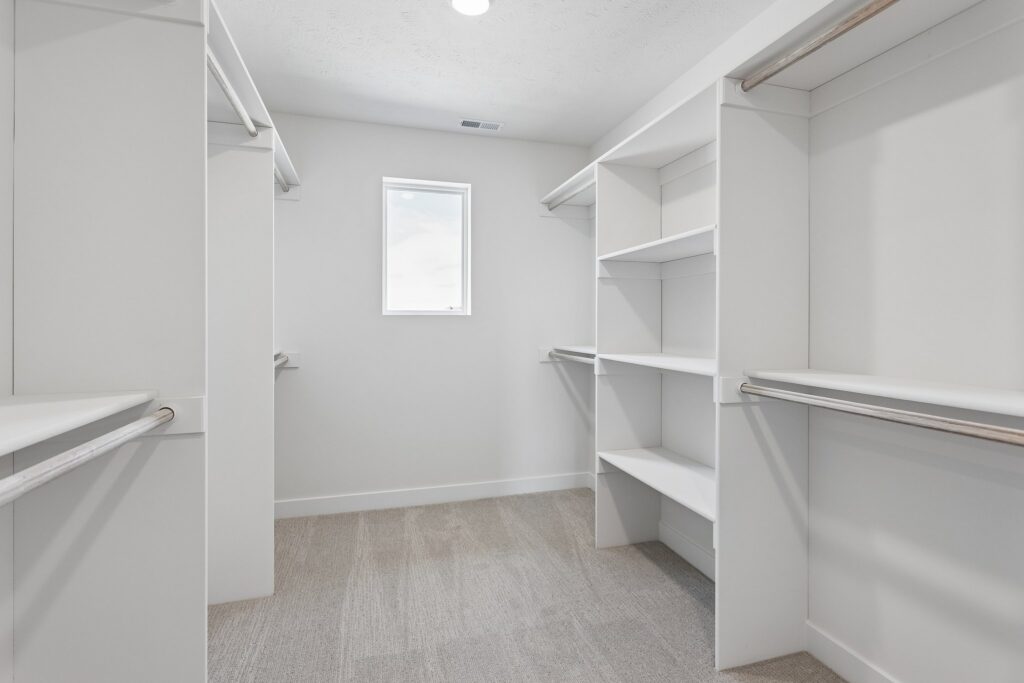 23-web-or-mls-10001 - 6327 N 207th St_023