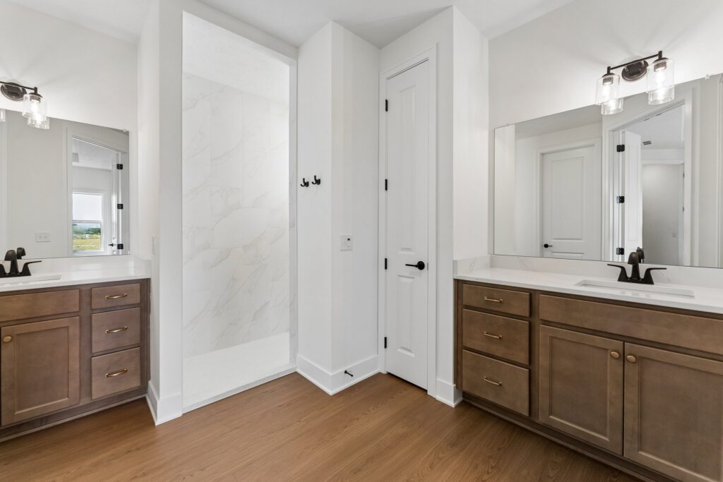 23-web-or-mls-6207 N 209th St_023