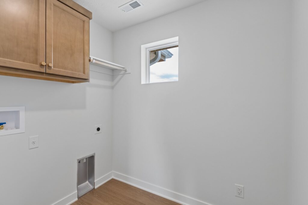 24-web-or-mls-6125 S 215th St_024