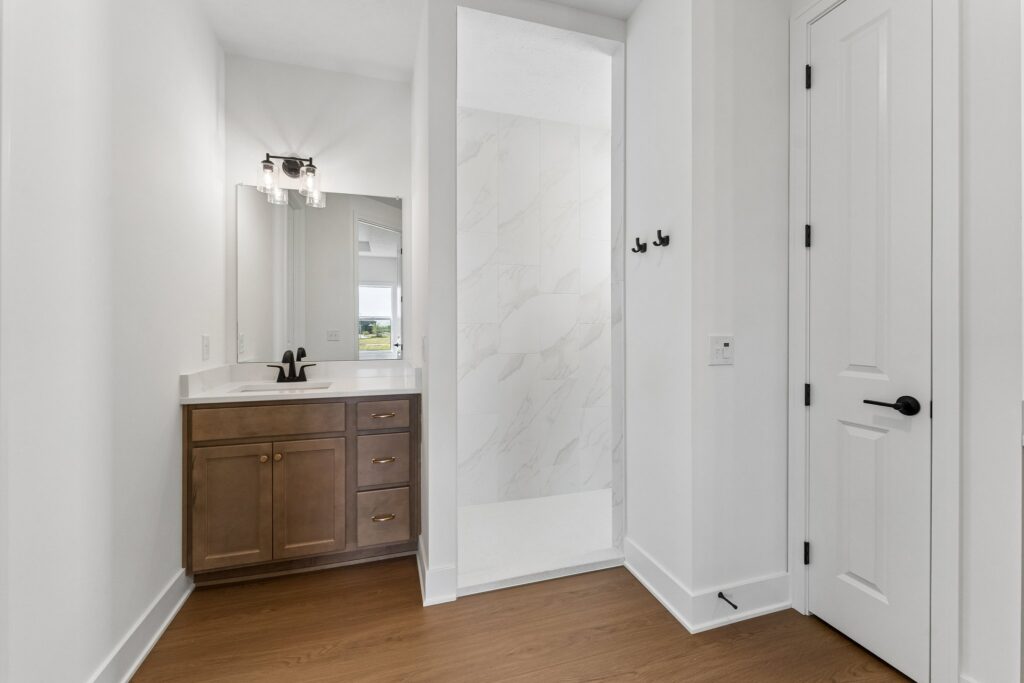 24-web-or-mls-6207 N 209th St_024