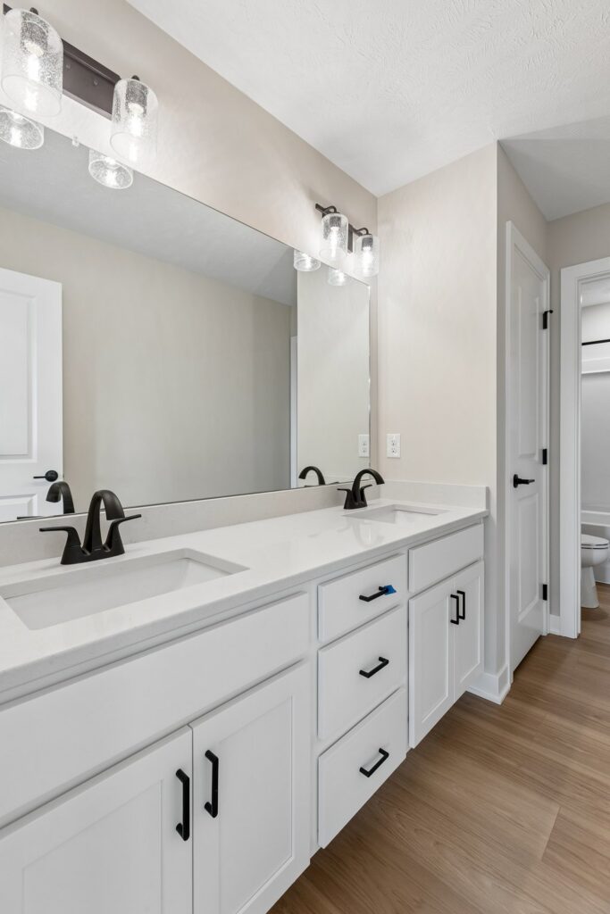 25-web-or-mls-12104 S 109th St_025