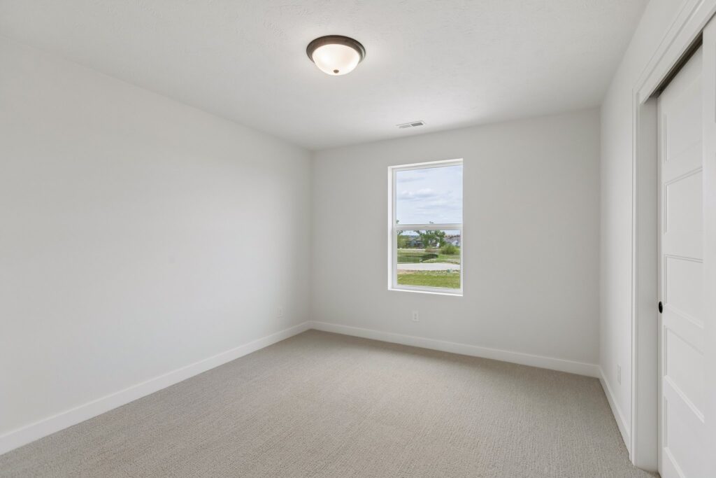 25-web-or-mls-6125 S 215th St_025