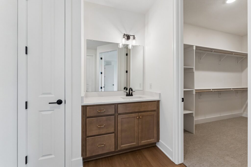 25-web-or-mls-6207 N 209th St_025